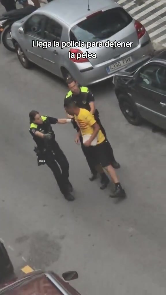 亚马尔父亲被刺前视频曝光😦不听他人劝解不依不饶，警察也到场